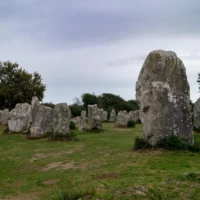 Roadtrip en Bretagne : alignement de menhirs à Kerzrho. © Myriam Muesser